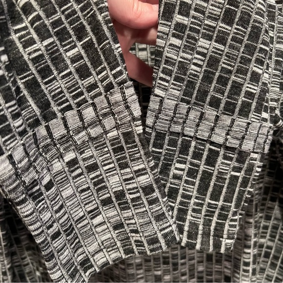 NWOT Simply Vera Vera Wang Asymmetrical Black and White Women's Top Size Large - Picture 3 of 6